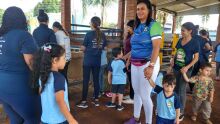 Crianças da Associação Juliano Varela visitam a Fazendinha Acrissul