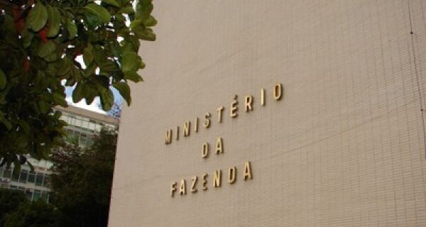 MF manda 1,3 mil empresas pagarem imposto à vista