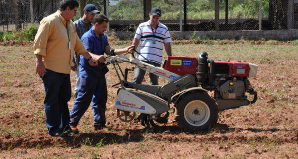 Produtores rurais da região de Três Lagoas recebem dois micro-tratores