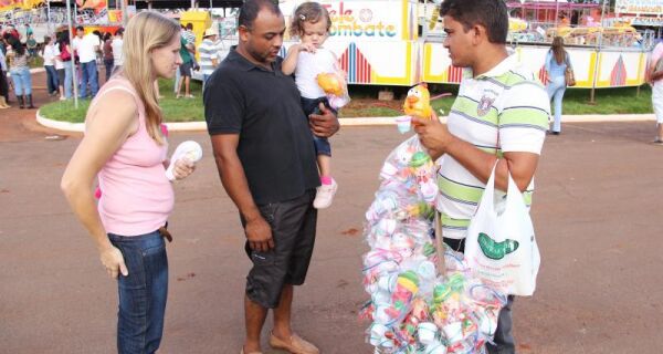 Vendedores ambulantes garantem espaço na feira