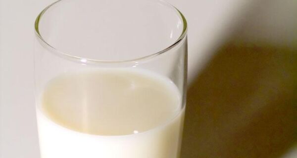 Aumento do preço pago ao produtor de leite pode dificultar comercialização no varejo