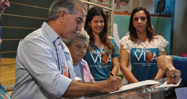 Reinaldo Azambuja assina convênio de R$ 1,2 milhão para reforma do Hospital do Câncer