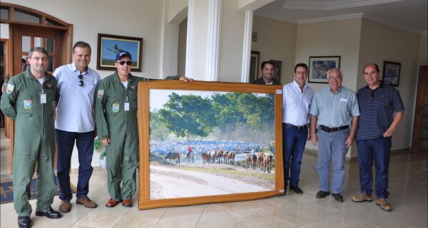 Acrissul entrega homenagem em visita à Base Aérea de Campo Grande