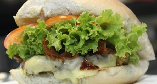 Amigos vendem "lanche de gordo" no pão francês na Expogrande 2016