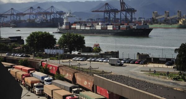  Caminhoneiros fazem paralisação no Porto de Santos