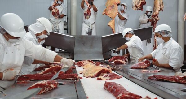 Após quase um mês, China volta a liberar compra de carne bovina de frigorífico do MT