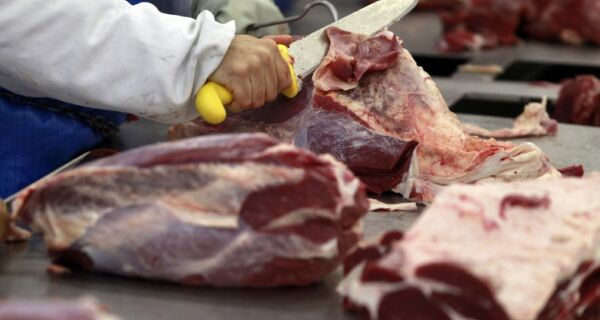 Arábia Saudita suspende compras de cinco frigoríficos de MG após vaca louca