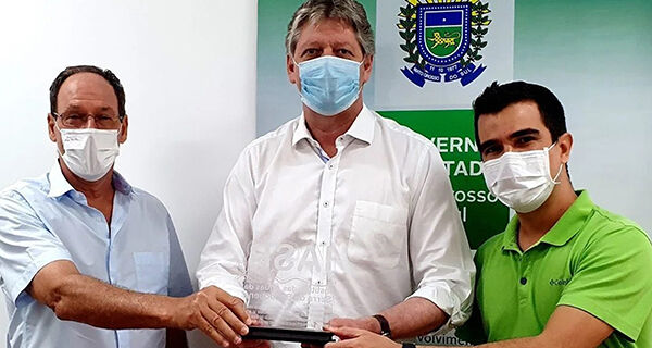 Instituto da Serra da Bodoquena homenageia Verruck por serviços prestados a Bonito