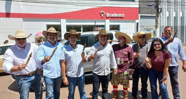 Entidades do agro fazem churrasco na porta de agências do Bradesco em protesto