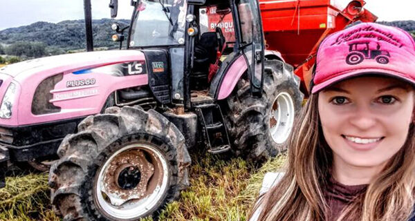 A dama do trator rosa: conheça a produtora rural que virou agroinfluencer