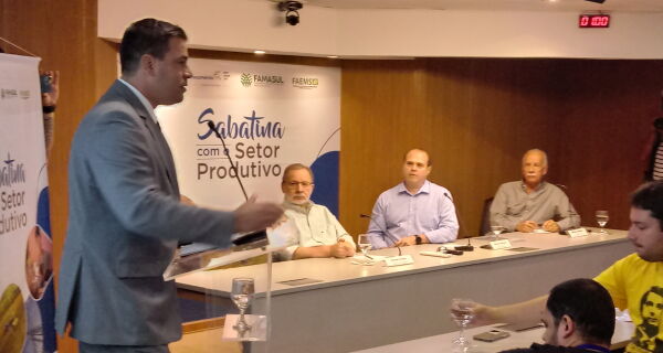 Candidato Renan Contar fala de suas propostas durante sabatina com setor produtivo