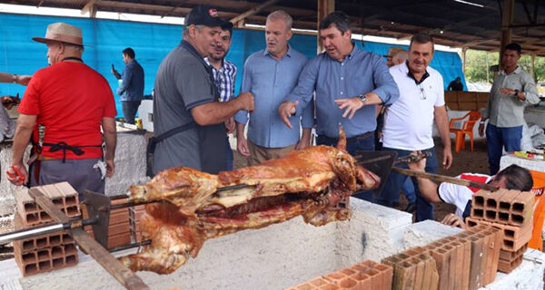 Na Festa do Leitão no Rolete, Riedel reafirma compromissos com São Gabriel do Oeste