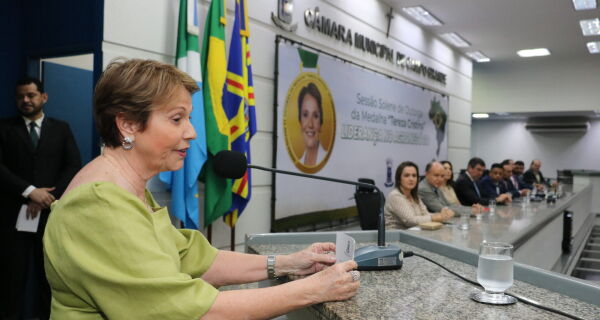 Profissionais do agronegócio são homenageados com a medalha "Medalha Tereza Cristina" na Câmara