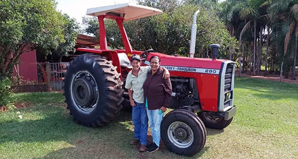 Trator comprado com recursos do Pronaf facilita trabalho de agricultor em Nova Alvorada do Sul