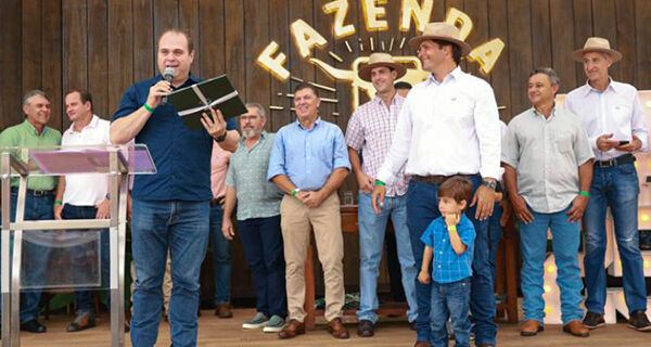 Presidente Marcelo Bertoni é homenageado em aniversário de 25 anos da Novilho Precoce