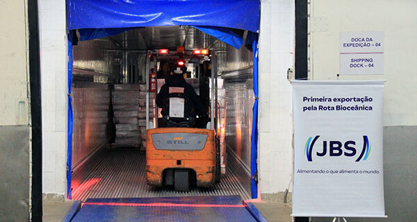 Caminhão de cargas que "inaugura" Rota Bioceânica leva carne de MS até o norte do Chile