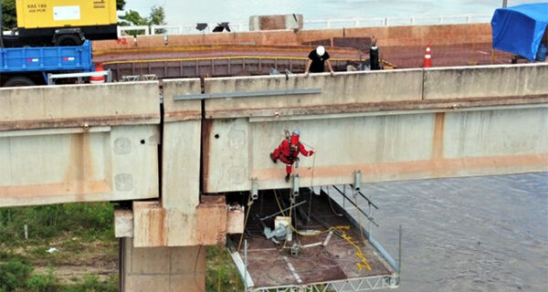 Com estrutura de última geração e apoio de alpinistas, avançam reparos da ponte sobre o Rio Paraguai