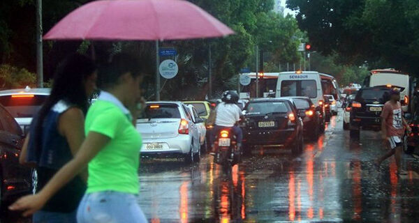 Chuva acumulada pode ultrapassar 50 mm em 24h e guarda-chuvas é item obrigatório