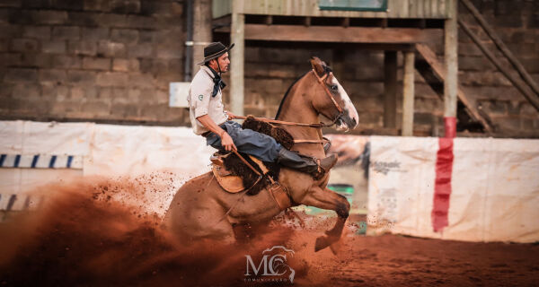 Oito competidores se classificam em etapa de doma na Expogrande
