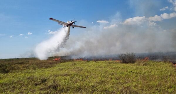 Com apoio aéreo, bombeiros atuam em incêndios florestais e resgatam ribeirinhos no Pantanal