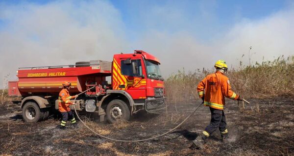 Bombeiros de MS continuam trabalho para conter incêndios em diferentes áreas do Pantanal