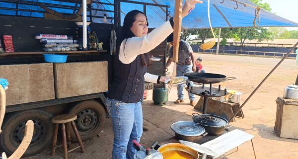 Food trucks fazem sucesso na Expoequestre, e comida de comitiva chama a atenção pelo tradicionalismo