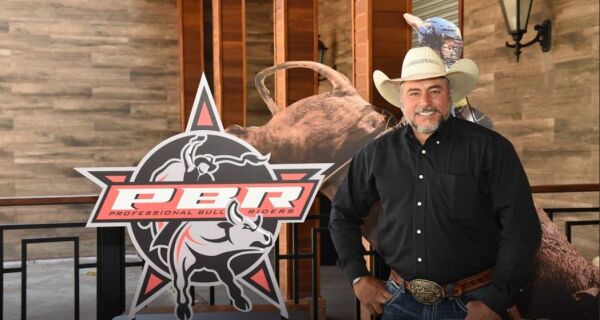 'Pelé do Rodeio', Adriano Moraes estará na Capital para acompanhar a etapa da PBR na Expogenética