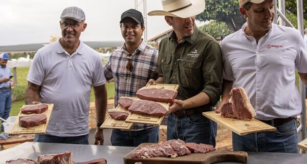 Vermelho Beef apresenta desossa ao vivo e degustação de cortes no Congresso Mundial de Brangus