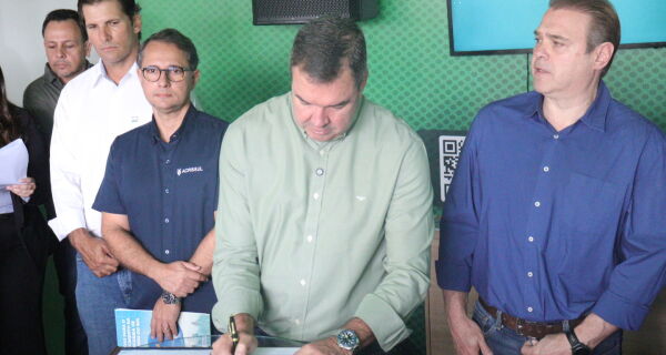 Famasul e governo firmam acordos na Expogrande para educação no Pantanal e regularização fundiária