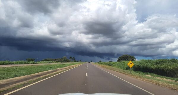 Frente fria avança sobre MS e provoca tempestades, ventos fortes e queda brusca nas temperaturas