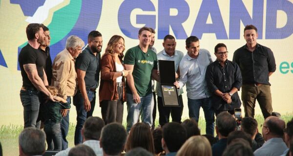 Vereadores de CG prestigiam abertura da 86ª Expogrande 2026 e homenageiam senador Flávio Bolsonaro