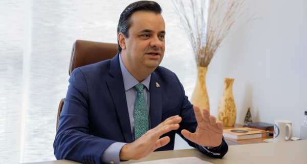 Exportações brasileiras de carne bovina podem cair 10% em 2026, diz presidente da Abiec