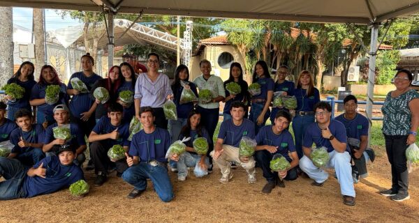 Alunos da Escola Técnica em Agropecuária colhem os frutos do aprendizado na Fazendinha Acrissul
