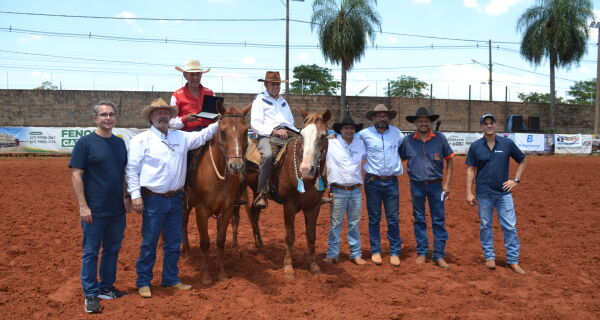 Acrissul homenageia Airton de Oliveira e João Ramos, referências do Laço Comprido em MS