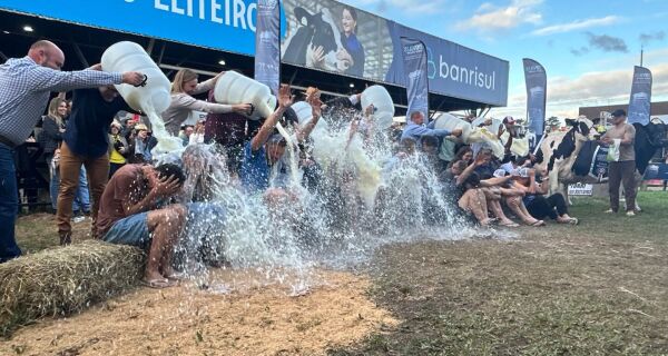 Vaca recordista volta a vencer na Expointer e consagra trajetória de títulos no concurso leiteiro